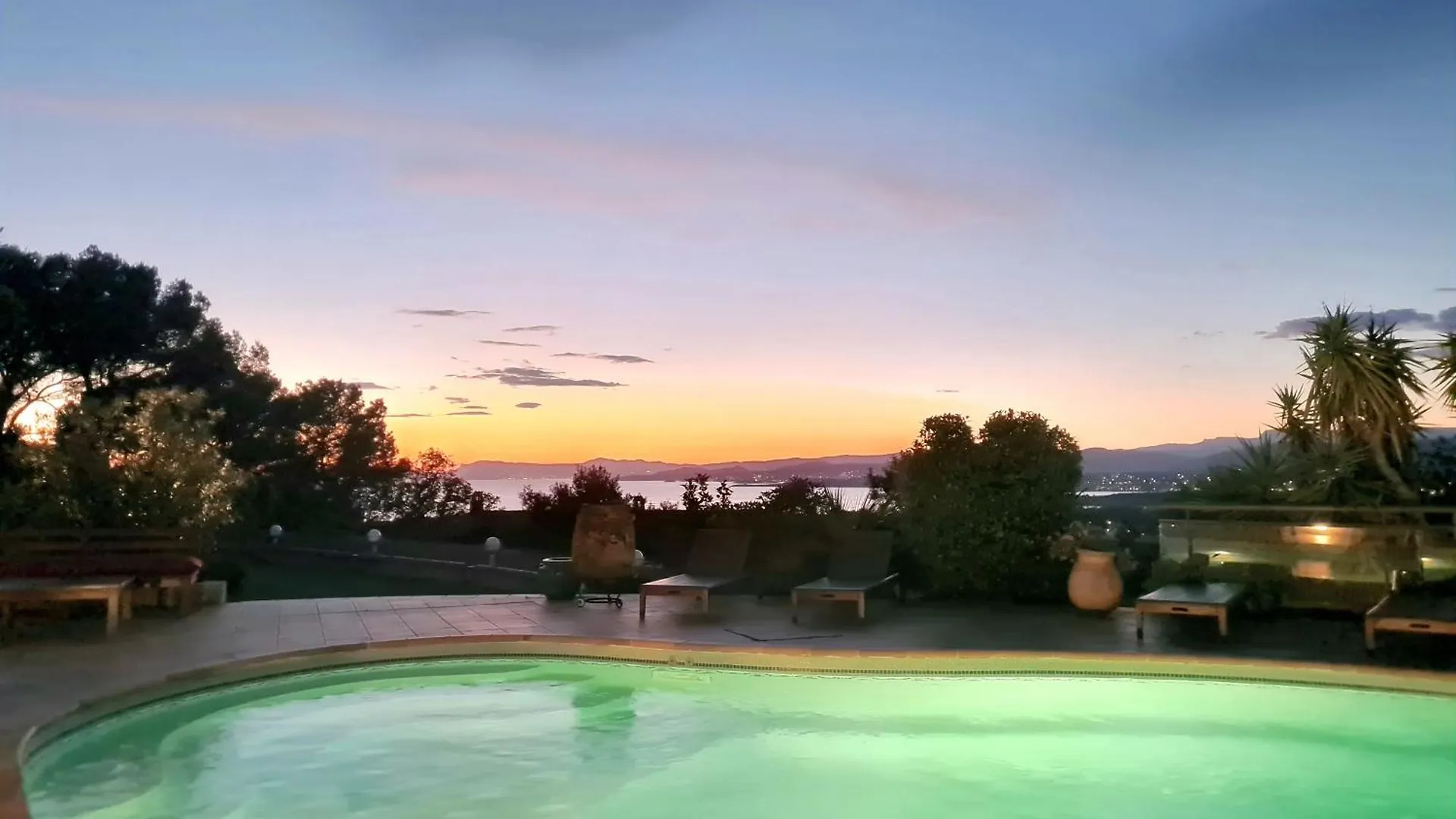 Bed & Breakfast Villa M, Chambres D'Hotes, Vue Mer, Sauna, Piscine A Six-Fours Six-Fours-les-Plages